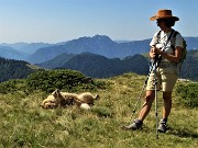 37 Dori si diverte rotolandosi nell'erba